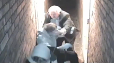 Traja zlodeji so železnou tyčou boli na staršieho pána málo, zneškodnil ich holými rukami