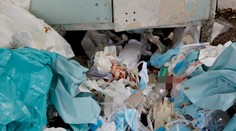 Zakrvavená gáza a striekačky sa objavili na promenáde pri Váhu