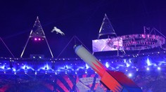 VIDEO:  Odvážny kúsok sa skončil hrozivým pádom. Svetoznámy kaskadér vystrelený z dela utrpel vážne zranenia