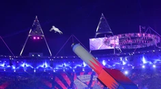 VIDEO:  Odvážny kúsok sa skončil hrozivým pádom. Svetoznámy kaskadér vystrelený z dela utrpel vážne zranenia