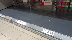 Nemcov zachvátila panika, regály zívajú prázdnotou. V jednom z obchodov sa pre olej strhla vážna potýčka