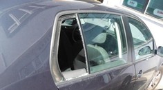 Rodičia zabuchli v prehriatom aute kľúče aj polročné dieťa