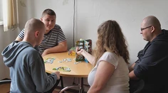 Majú 27 či 36 rokov, no stále chodia do školy s deťmi. Rodiny nemajú inú možnosť