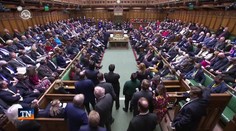 Len čo to oznámil, už sa bijú o jeho post. Trojica konzervatívcov chce nahradiť Borisa Johnsona