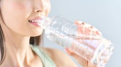 Voda vo fľaši v horúčavách nie je vždy bezpečná. Vedci varujú pred nebezpečnými baktériami