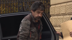 Harpúnou zasiahol kamaráta do krku. Útočník sa prvýkrát postavil pred sudcu