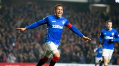 VIDEO: Kapitán Glasgowu Rangers sa počas zápasu pobil na trávniku s fanúšikom