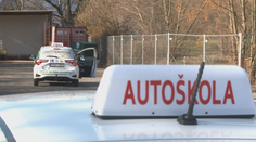 Vodičov nad 70 rokov možno čakajú skúšky v autoškole. Pozreli sme sa, či sú seniori na cestách nebezpečnejší