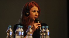 Aktivistka a bývalá členka Pussy Riot  Marija Aľjochinová v prestrojení ušla z Ruska