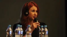 Aktivistka a bývalá členka Pussy Riot  Marija Aľjochinová v prestrojení ušla z Ruska