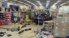 Česká seniorka zazmätkovala za volantom. Zdemolovala predajňu, kde bolo 20 ľudí