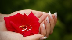 Pekná svadobná obrúčka sa musí vyberať dôkladne a zľahučka