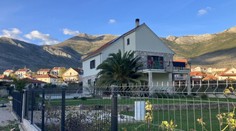 Odsúdený expolicajt Kaľavský si na úteku užíva luxus. V Bosne má veľký dom s bazénom