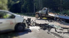 Hrozivé zábery z miesta nehody. Pri Banskej Štiavnici sa s dodávkou zrazil nákladiak naložený drevom