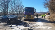 Nákladiak vrazil do auta, v ktorom sedela žena s dieťaťom. Transportovali ich do nemocnice