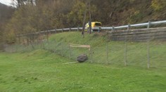 Nad frekventovanou cestou sa z brala uvoľnili tony skál. V obci Kozelník vyhlásili mimoriadnu situáciu