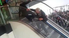 Dedkovia hviezdami. Takmer sa prizabili, aby dostali burger zadarmo