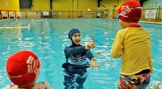 Moslimské žiačky vo Švajčiarsku budú chodiť na zmiešané hodiny plávania