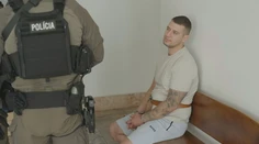 Hlavného podozrivého z výbuchu bankomatu na juhu Slovenska priviezli na súd. Pomáhať mu mala aj mladá policajtka