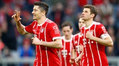 Bayern prevalcoval Hamburg, Lewandowski sa blysol hetrikom