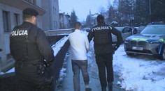 Muž obvinený z brutálnej vraždy matky pred súdom. Poslal ho do väzby