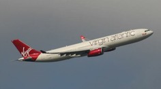 Mladá Britka si v lietadle zasúložila s neznámym mužom. Vedľa svojich rodičov