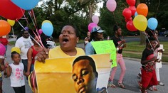Auto zasiahlo muža na proteste vo Fergusone, potom padli výstrely