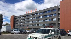 Zo 4. poschodia bratislavskej ubytovne vypadlo dieťa. Chlapček (1) bojuje o život