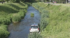 Mladík s čerstvým vodičákom skončil v rieke. Pokúsil sa o riskantné predchádzanie