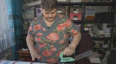 Horúca žehlička ju pripravila o prsty, napriek tomu vyrába obrazy