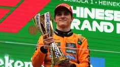 Dominancia McLarenu pokračuje, Piastri so štvrtou výhrou. Verstappen napriek pole position mimo pódia