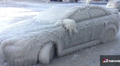 Takto zamrznuté auto by ste oškrabávať nechceli