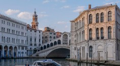 Nešťastie v Benátkach. Z gondoly za záhadných okolností vypadli traja muži, jedného našli mŕtveho