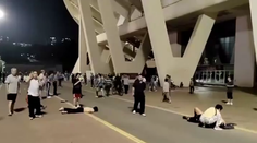 Do davu v čínskom športovom centre vrazilo auto. Zahynulo najmenej 35 ľudí, desiatky ďalších sú zranení