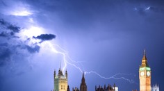 Britániu skúša počasie. Silné búrky komplikujú život 17-tisíc ľuďom