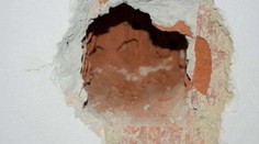 Dokonalá skrýša? Dôchodca si zamuroval peniaze do steny, no aj tak ho okradli