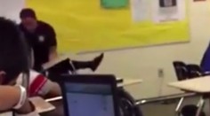 Policajt hodil študentku na zem a ťahal ju po dlážke. Nechcela opustiť triedu
