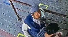 Muž nakazený koronavírusom napľul na osobu pred sebou. Onedlho na to zomrel vo vlaku