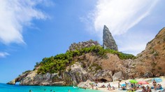 Turista dostal za zbieranie kamienkov na pláži tisíceurovú pokutu