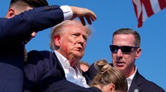 FOTO a VIDEO: Atentát na Donalda Trumpa. Guľka ho zasiahla na mítingu, útočník je mŕtvy