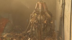 Tony tabaku a napodobeniny oblečenia, ktoré zhabali colníci v Michalovciach, skončili v ohni