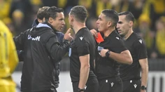 Nespokojnosť prerástla do šarvátky na trávniku, zapojil sa aj predseda klubu. Rozhodcu museli odprevádzať