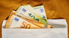 Vyhodila starú komodu. Zabudla, že sa v nej ukrývajú celoživotné úspory