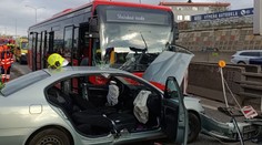 FOTO: V Bratislave havaroval regionálny autobus. Viezlo sa v ňom zhruba 70 ľudí