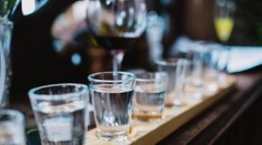 Výroba tvrdého alkoholu v Rusku klesá, ale jeho spotreba stúpa
