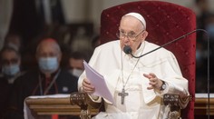 Nové správy z Vatikánu. Pápež František nemal počas dňa astmatické problémy a chvíľu sa venoval aj práci