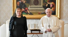 Šaty roka, ktoré vzbudili mimoriadnu pozornosť. Prezidentka Čaputová ich mala vo Vatikáne
