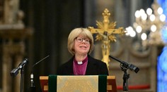 Hlavou anglikánskej cirkvi sa prvýkrát stala žena. Sarah Mullallyová nahradila Justina Welbyho