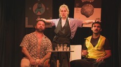 „Plochozemci“ na divadelných doskách: Od slovenskej krčmy, cez podvody až po udeľovanie vedeckých ocenení