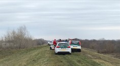 Záhadný nález na južnom Slovensku. Na hrádzi rieky Nitra našli mŕtveho muža